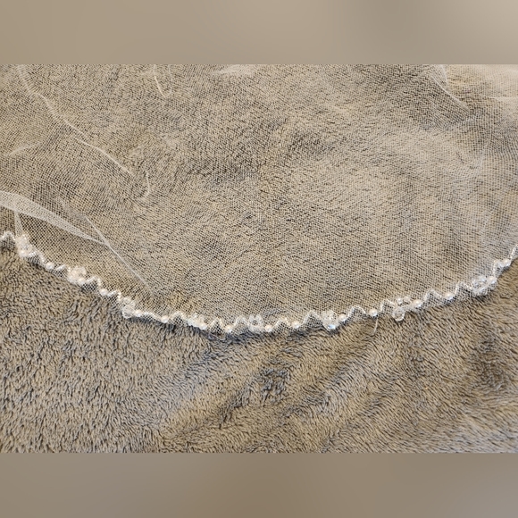 Pearl and acrylic crystal lined Bridal Veil - Picture 5 of 5